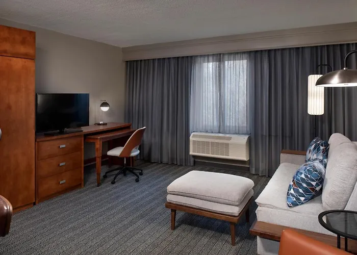 Courtyard Hotel 3*
