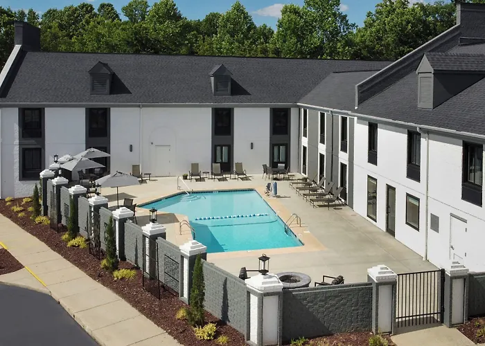 Courtyard 3*