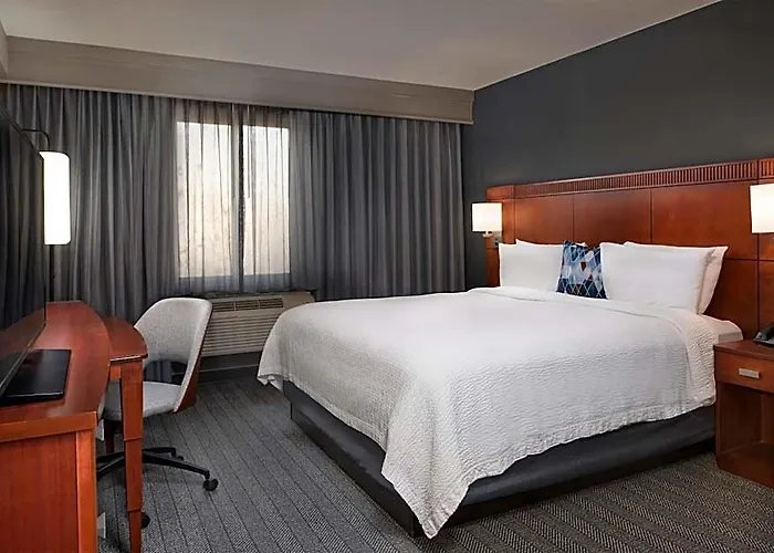 Courtyard 3*
